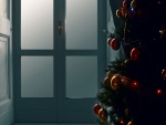 Árbol de Navidad cerca de una puerta