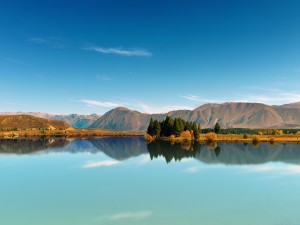 Hermoso paisaje de montaña junto a un lago