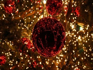 Postal: Bolas brillando en un árbol de Navidad