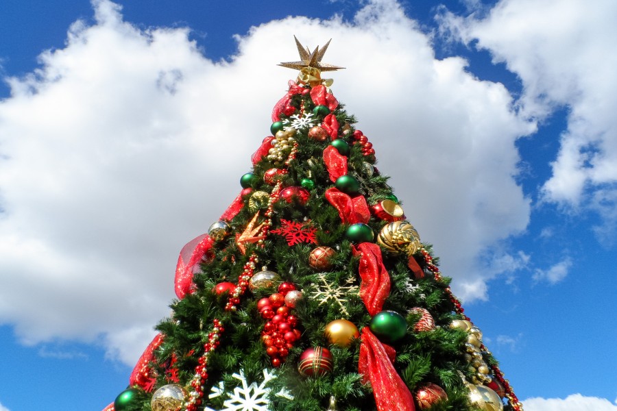 Nubes sobre un árbol de Navidad