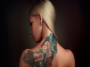 Chica con un tatuaje en la espalda