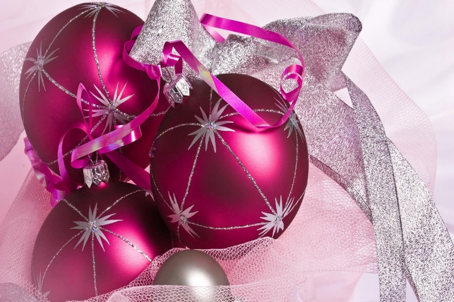 Arreglo navideño con bolas rosas y cintas