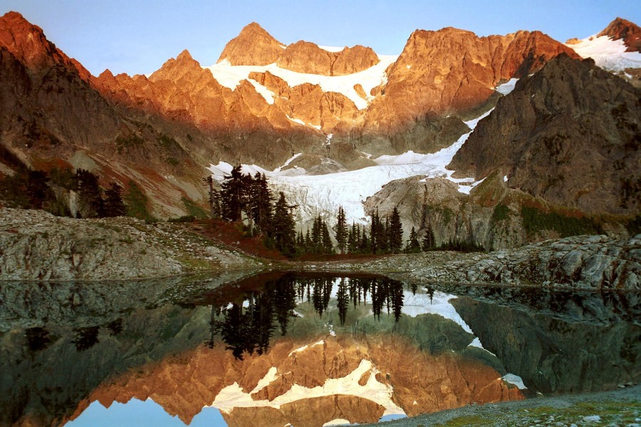 Pequeño lago entre montañas