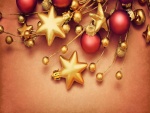 Estrellas doradas y bolas rojas para Navidad