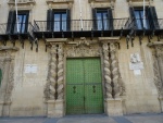 Puerta de entrada al ayuntamiento de Alicante