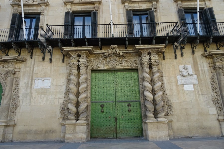 Puerta de entrada al ayuntamiento de Alicante