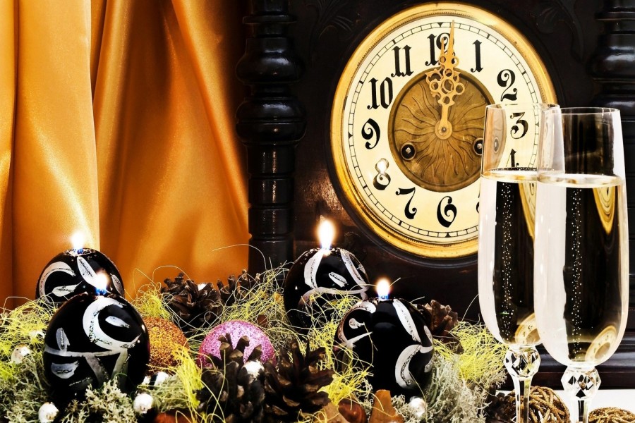 Reloj marcando el primer minuto del Año Nuevo