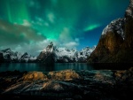 Aurora boreal sobre el lago de montaña