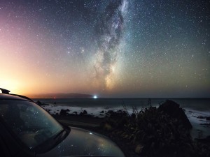 Vía Láctea en el cielo nocturno sobre el mar