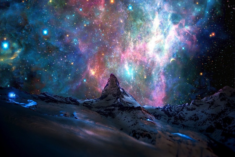 Hermoso cielo estrellado sobre el monte Cervino