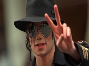 Michael Jackson con sombrero y gafas de sol