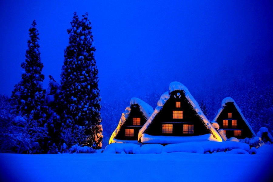 Casas iluminadas en una noche de frío invierno
