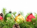 Bolas de Navidad entre ramas de pino y conos