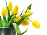 Recipiente con tulipanes amarillos