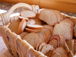 Rebanadas de pan en una cesta