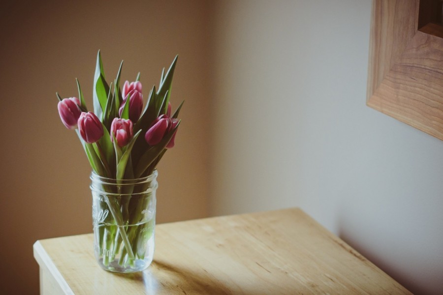 Jarrón con tulipanes sobre una mesa