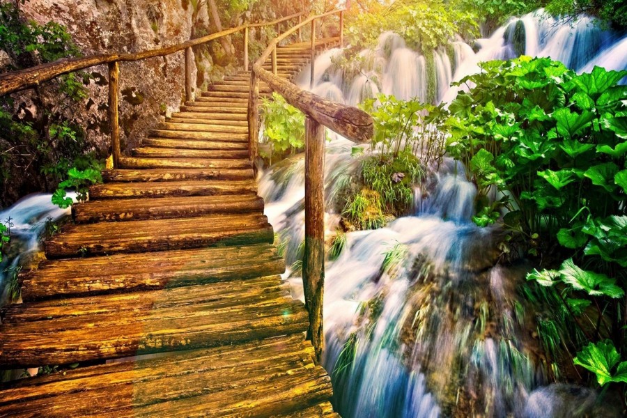 Puente de madera sobre una cascada
