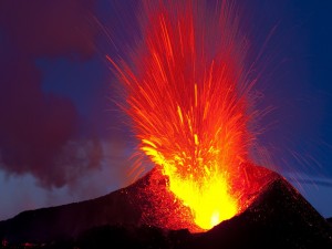 Explosión de la lava en el volcán