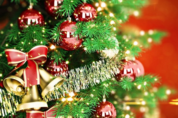 Adornos rojos y dorados en el árbol de Navidad