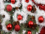 Bolas rojas y conos en un árbol de Navidad