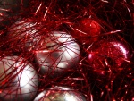 Bolas de Navidad con cintas rojas