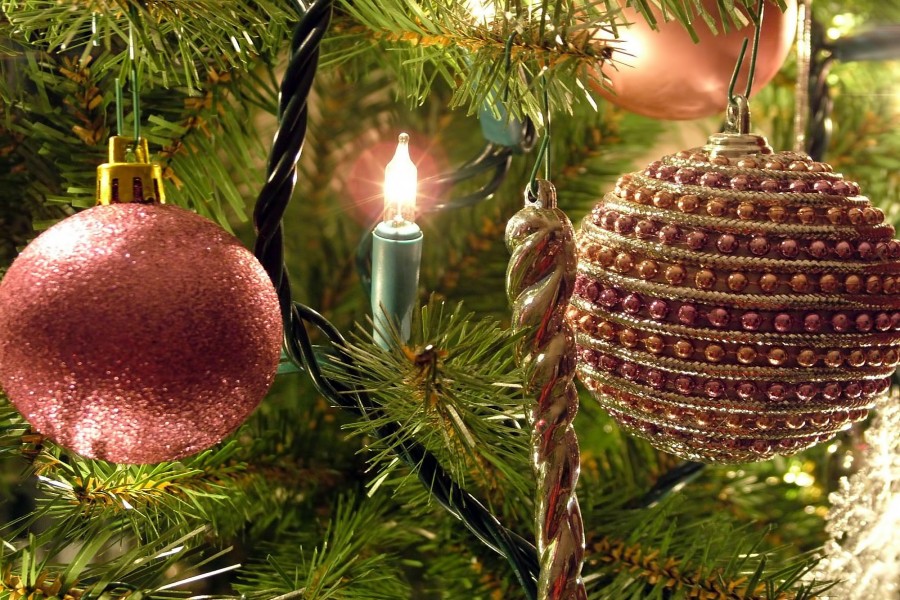 Bolas y luces en las ramas de un árbol de Navidad