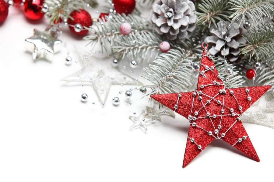 Estrella roja junto a otros adornos de Navidad