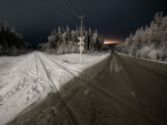 Carretera y vías de ferrocarril en invierno