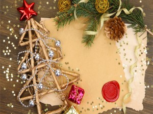 Postal: Elementos decorativos de Navidad junto a unas tarjetas
