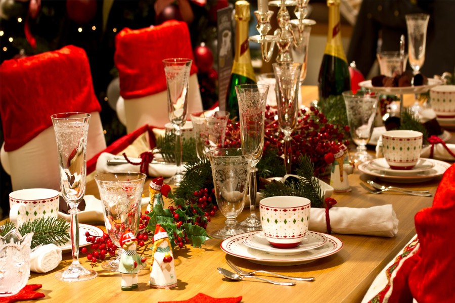 Gran mesa preparada para festejar la Navidad