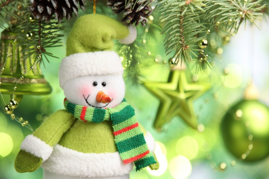 Muñeco de nieve colgado del árbol de Navidad
