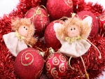 Ángeles y bolas rojas para Navidad