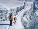 Escaladores en las montañas cubiertas de nieve