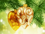 Corazones dorados colgados en el árbol de Navidad
