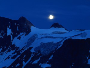 Luna sobre las montañas