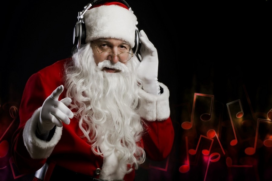 Papá Noel con auriculares escuchando música