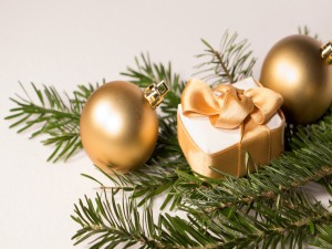 Bolas color oro y un presente navideño