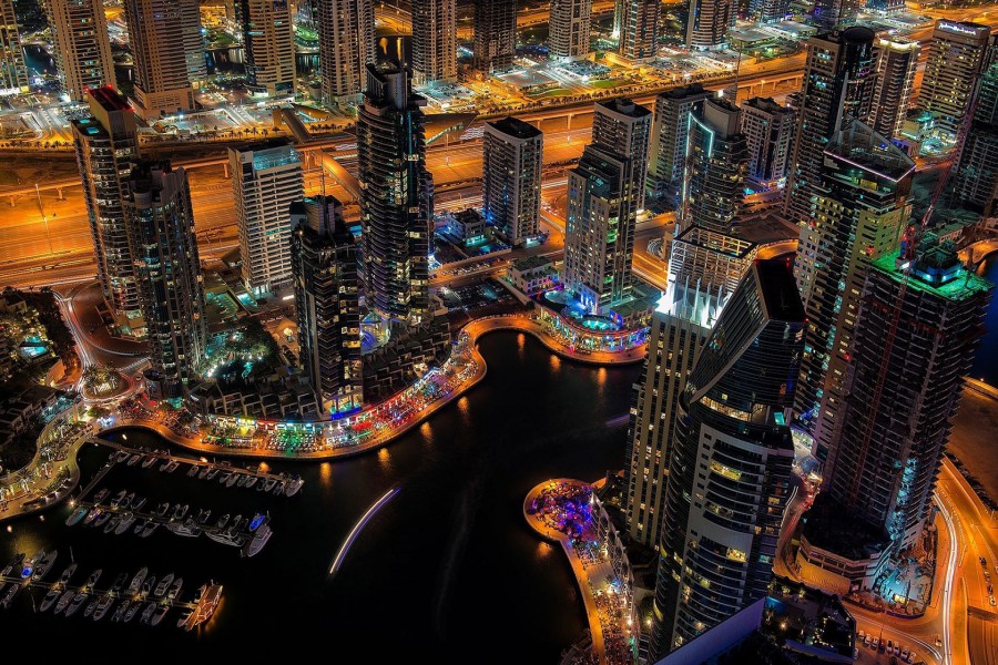 Luces en la noche de Dubai