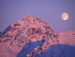 Gran luna sobre la montaña nevada