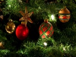 Árbol de Navidad con bolas y luces que brillan