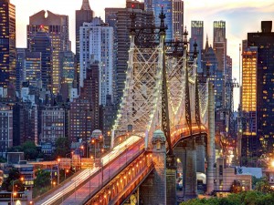 Puente iluminado en Nueva York