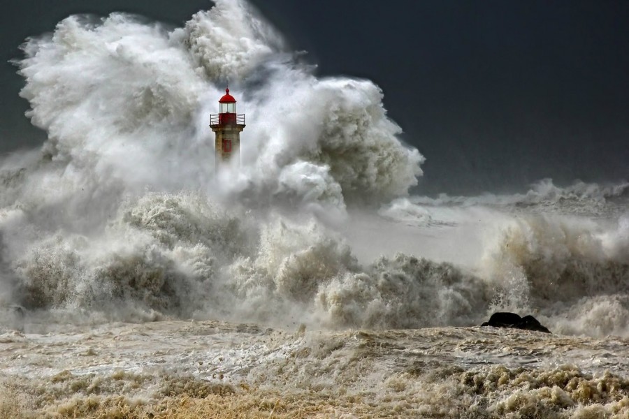 Ola de gran alcance chocando contra el faro