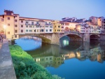 Ponte Vecchio reflejado en el  río Arno (Florencia, Italia)