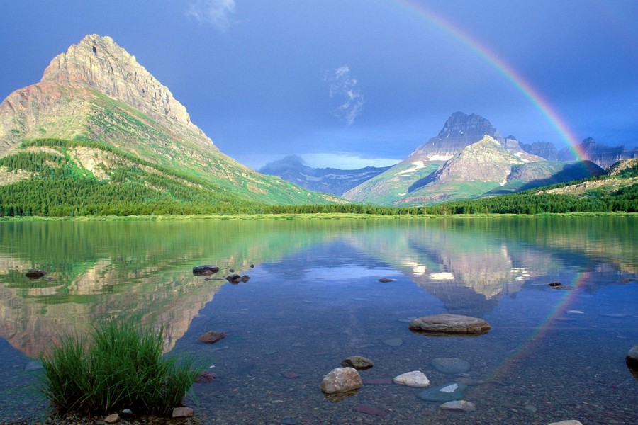 Arcoíris reflejado en el lago