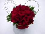 Atractivo ramo de rosas rojas