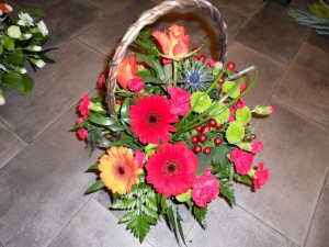 Espléndidas gerberas, crisantemos, rosas y  claveles en una cesta