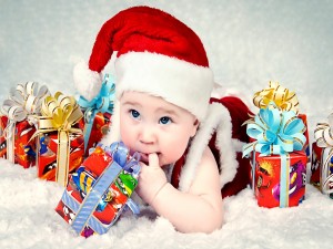 Bebé con regalos de Navidad