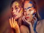 Dos mujeres con la cara pintada