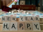 "Feliz Año Nuevo" formado con fichas de madera