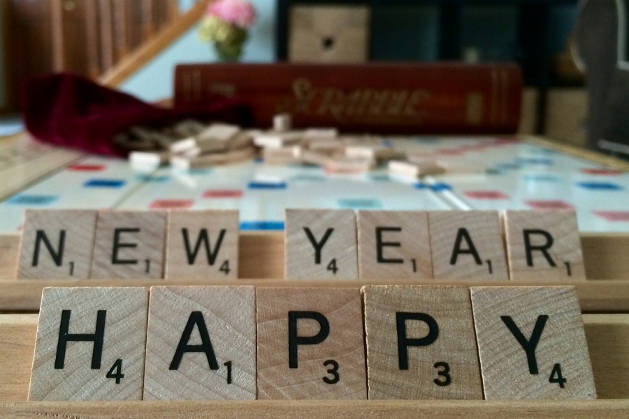"Feliz Año Nuevo" formado con fichas de madera